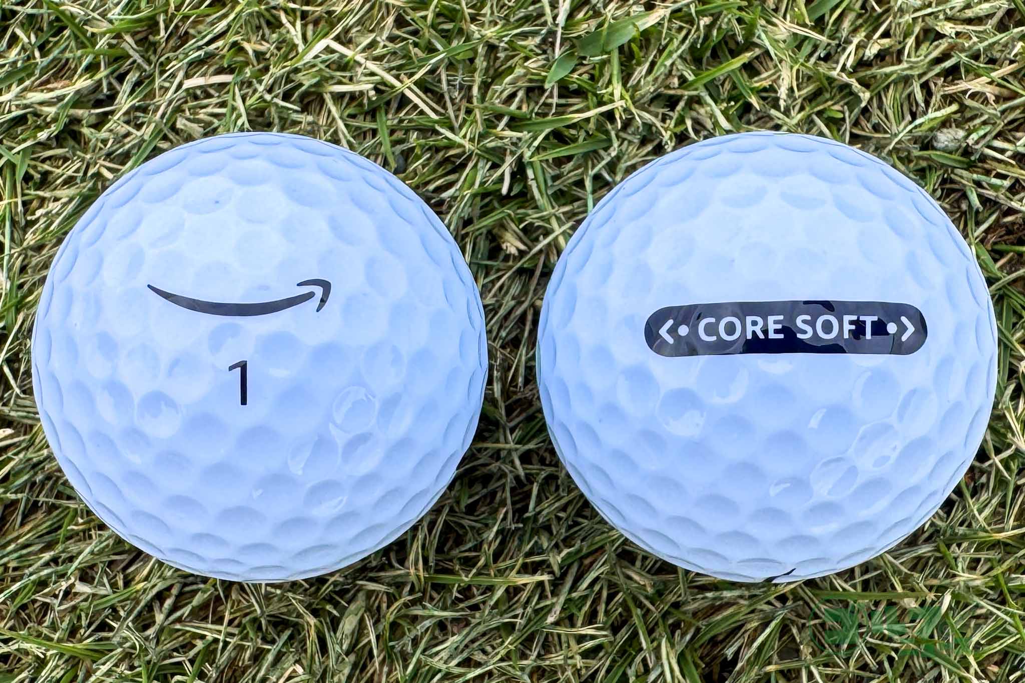 Amazon定番のマークと「＜・CORE SOFT・＞」という文字が黒く太いラインとしてプリントされている