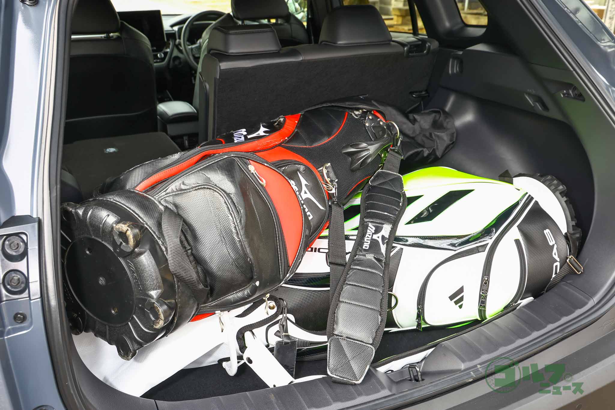 荷室は横方向にゆとりがあるので、後席を犠牲にすることなくキャディーバッグが積み込める