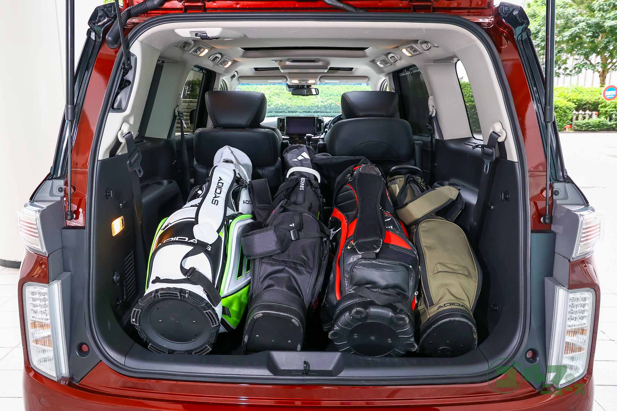 3列目シートを倒してキャディーバッグを4本搭載。大人数でのゴルフも余裕でこなす