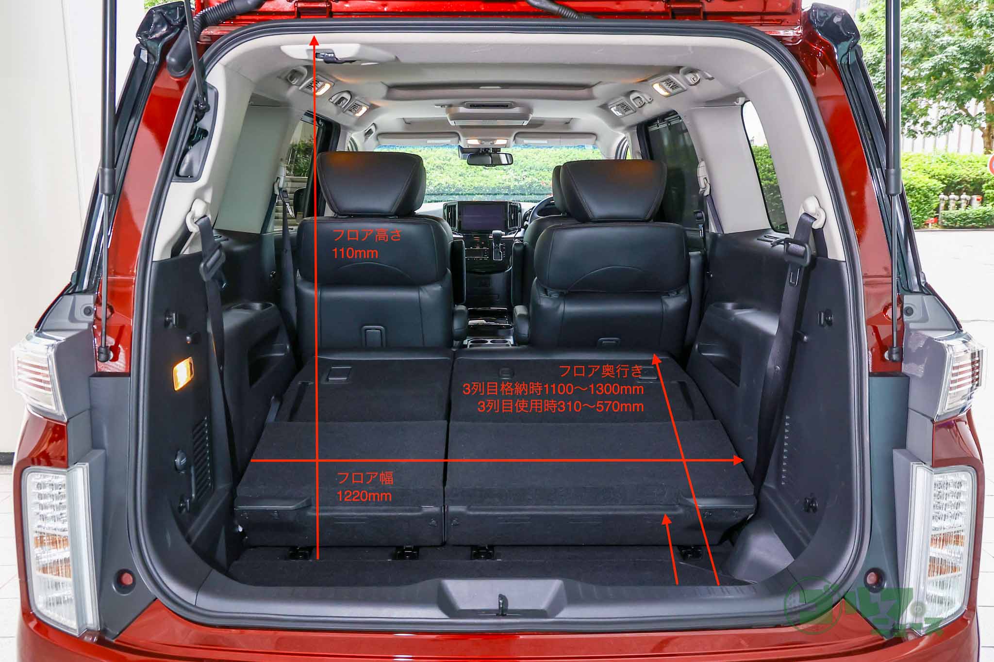 3列目シートは前後スライド機構により、荷室の奥行きをフレキシブルに変更できる