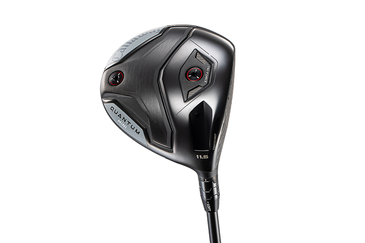 「QUANTUM MINI」ドライバーは、キャロウェイで3代目となるミニサイズドライバーである。「TRI-FORCEフェース」と「ステップ・ソール設計」により、ティーショットだけでなく芝の上からでも打ちやすく、飛距離性能を大幅に向上させたモデル