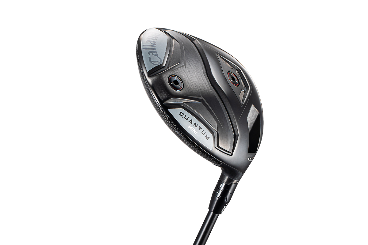 「QUANTUM MINI」ドライバーは、キャロウェイで3代目となるミニサイズドライバーである。「TRI-FORCEフェース」と「ステップ・ソール設計」により、ティーショットだけでなく芝の上からでも打ちやすく、飛距離性能を大幅に向上させたモデル