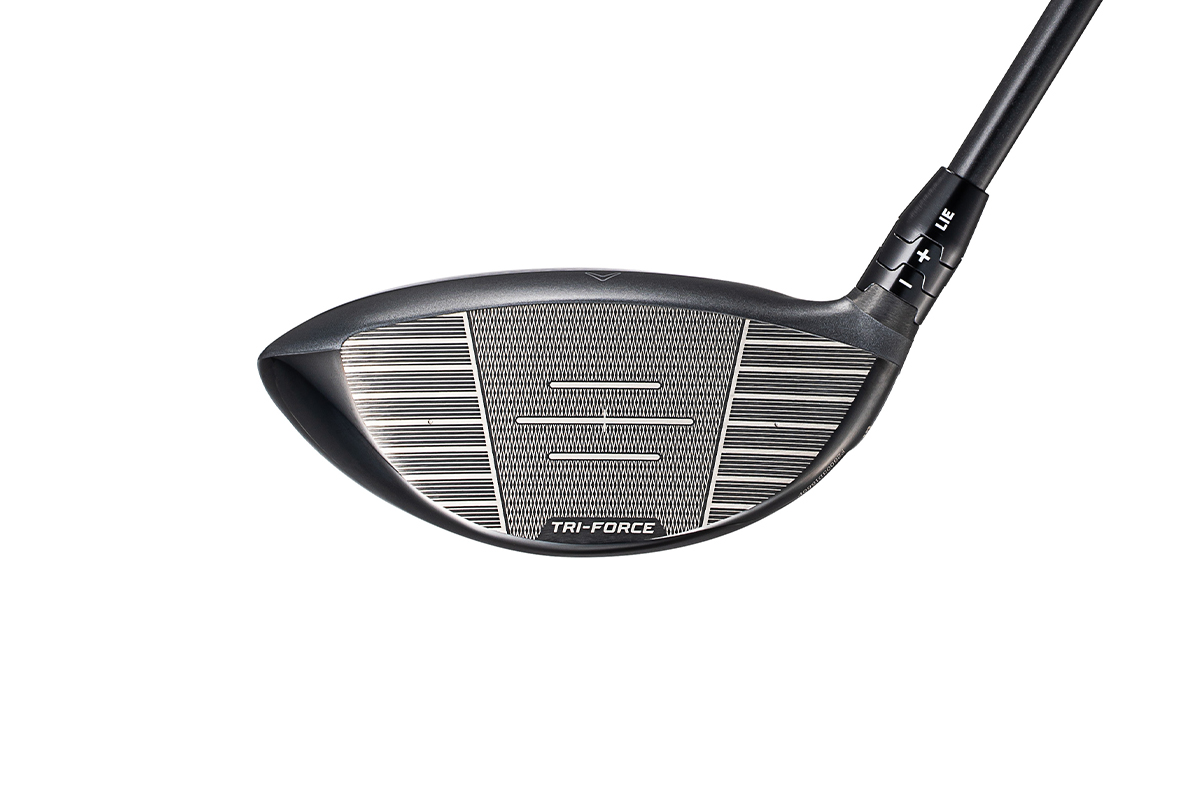 「QUANTUM MINI」ドライバーは、キャロウェイで3代目となるミニサイズドライバーである。「TRI-FORCEフェース」と「ステップ・ソール設計」により、ティーショットだけでなく芝の上からでも打ちやすく、飛距離性能を大幅に向上させたモデル
