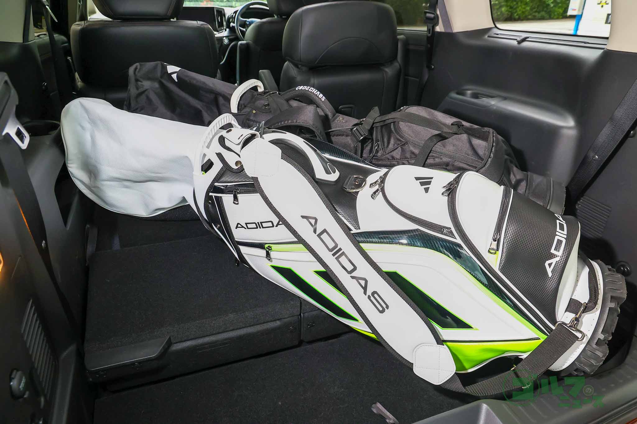 2人でのゴルフならフルサイズのキャディーバッグを積んでも余裕あり