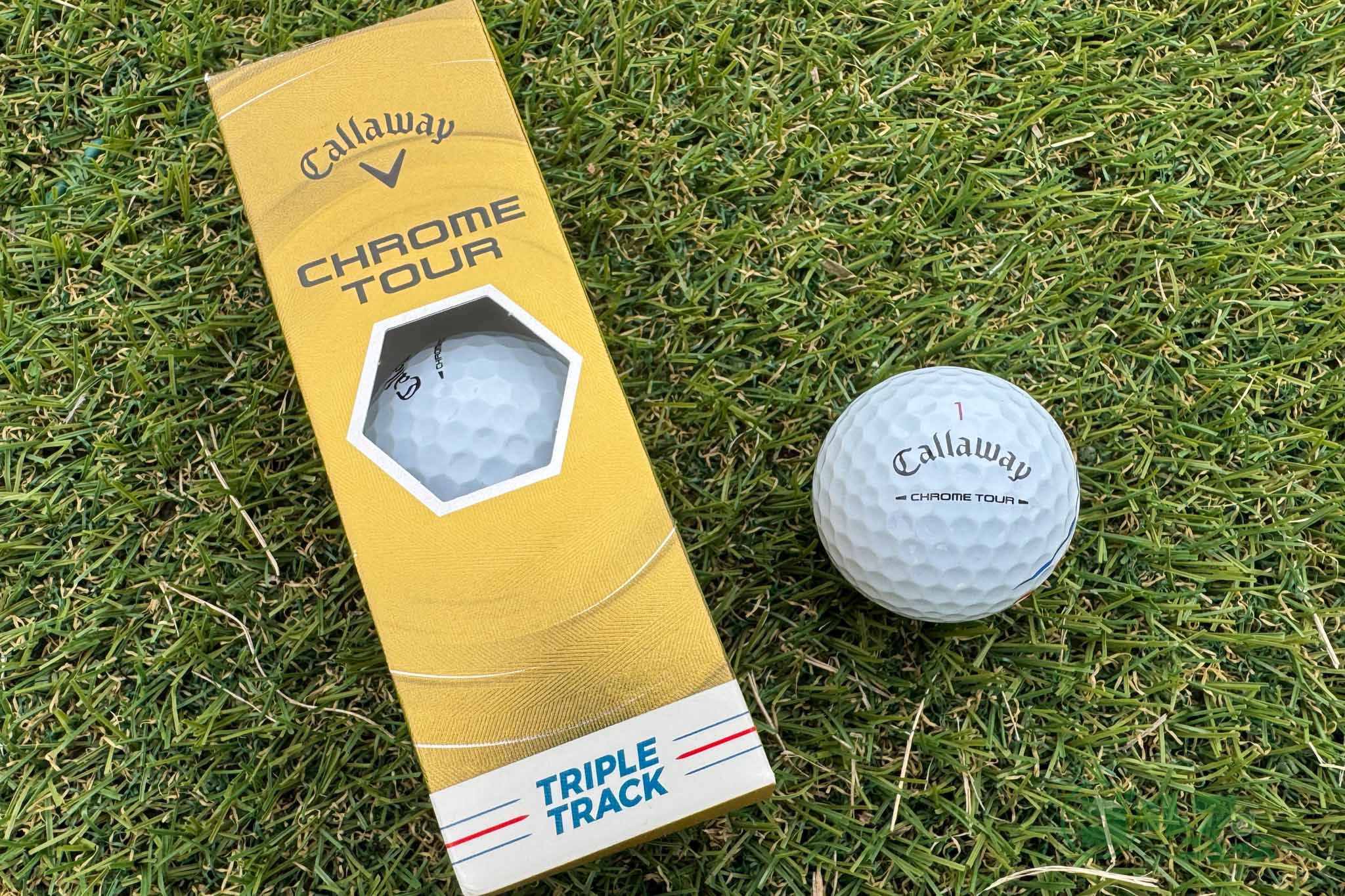 アプローチでは少しだけ低めに球が出て、キュキュっとスピンがかかる「CHROME TOUR」