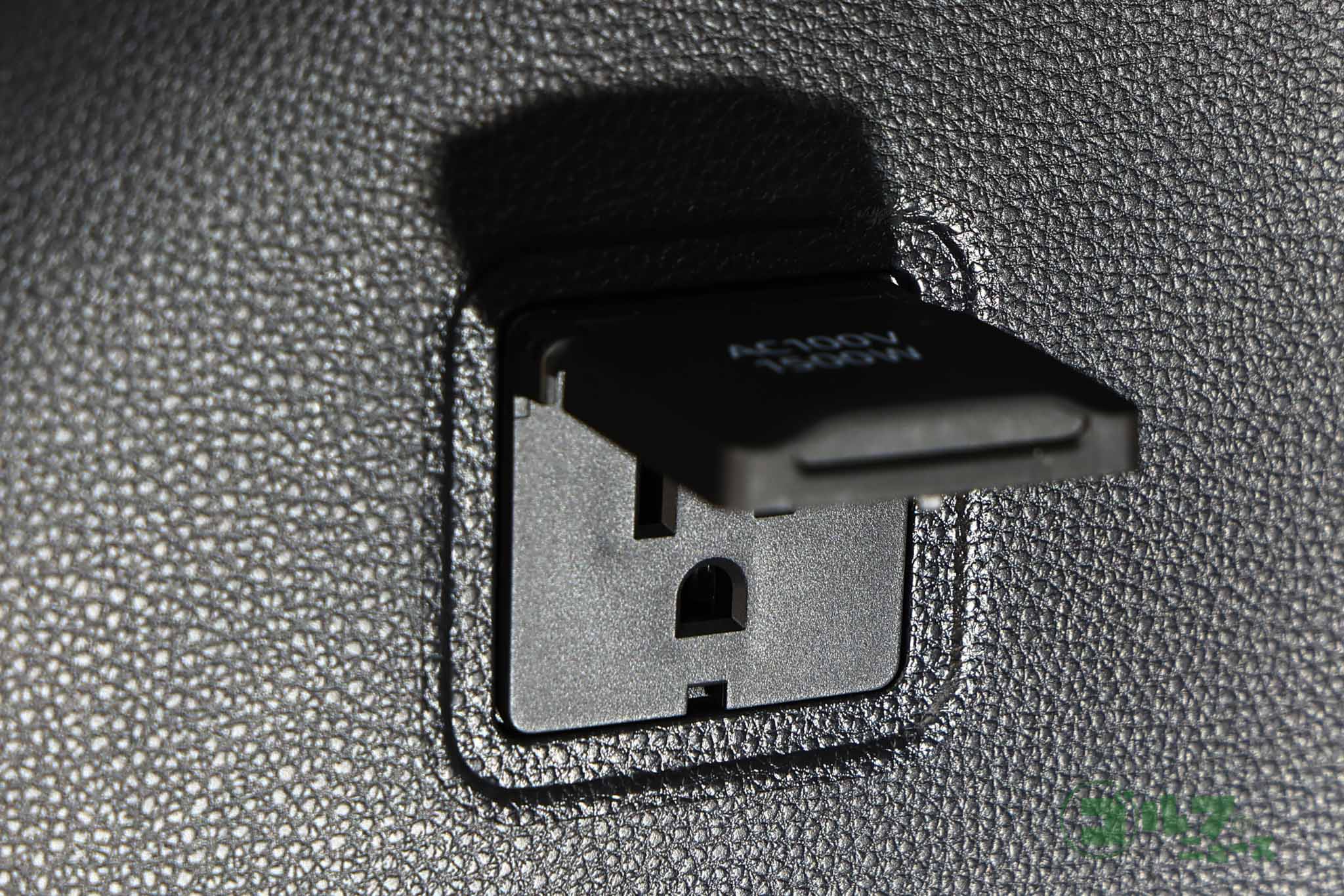 車内で家電製品が使えるAC100V／1500W電源コンセント。ハイブリッドモデルならではの装備