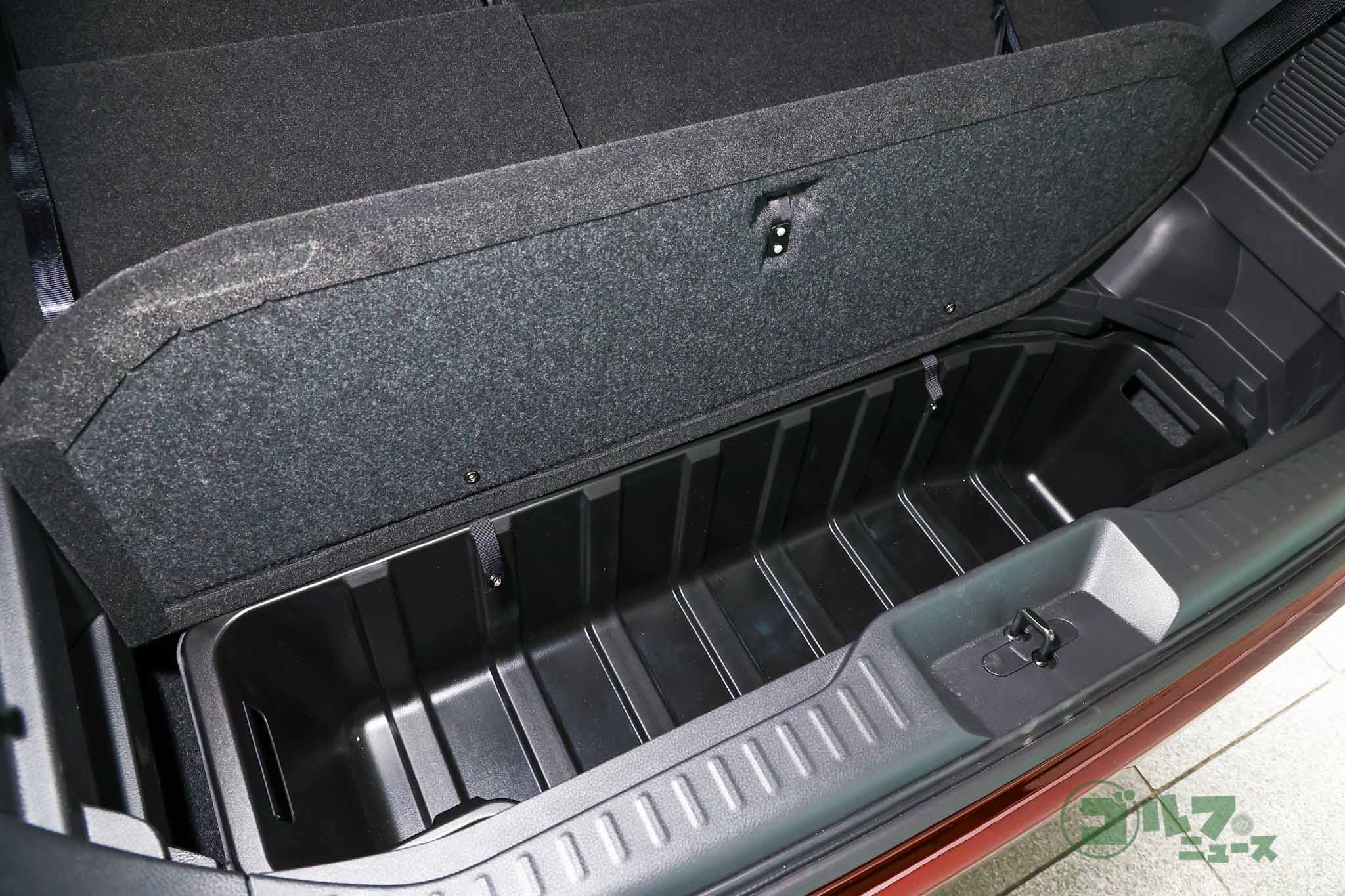 荷室の床下にも、実用的な収納スペースを確保。汚れたシューズなどの収納に便利