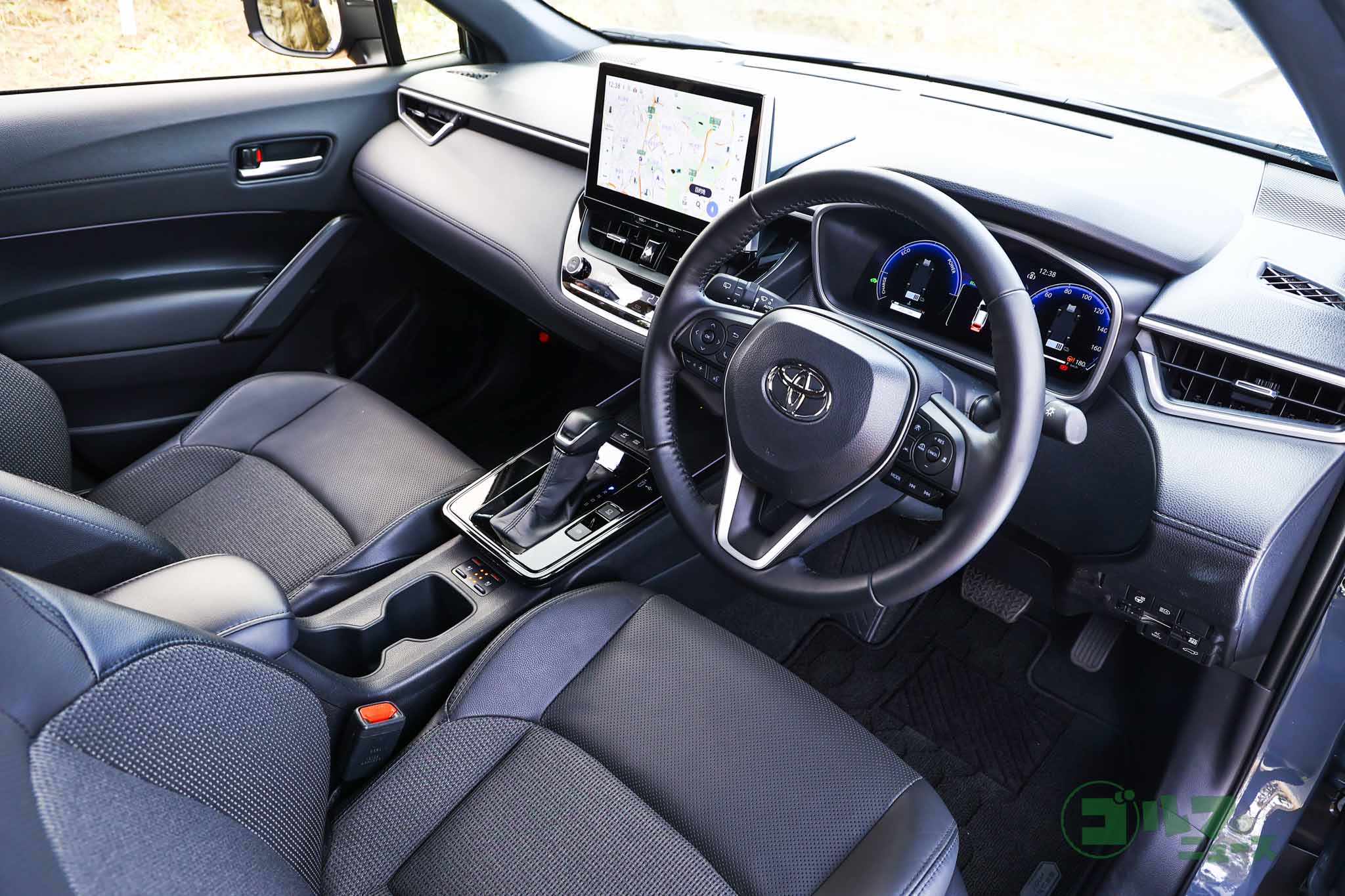 スリムなフロントピラーと高いアイポイントにより、良好な運転視界を確保している