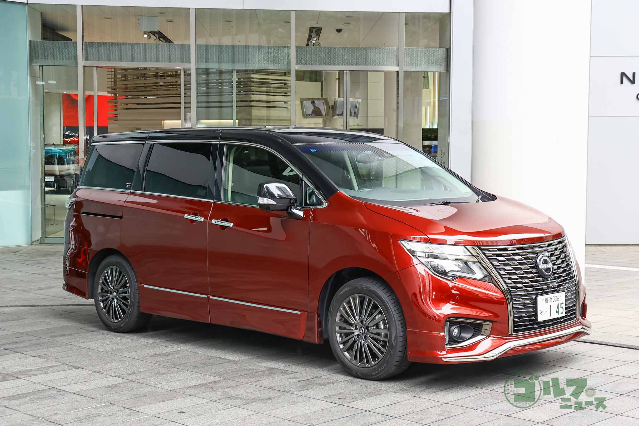 大型のグリルを配したフロントマスクはアルファード／ヴェルファイアに負けない迫力