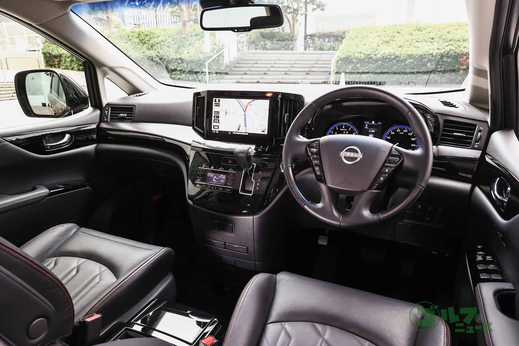 ブラックウッドや本皮を随所に使ったコクピットまわり。中央のモニターは10インチの大画面