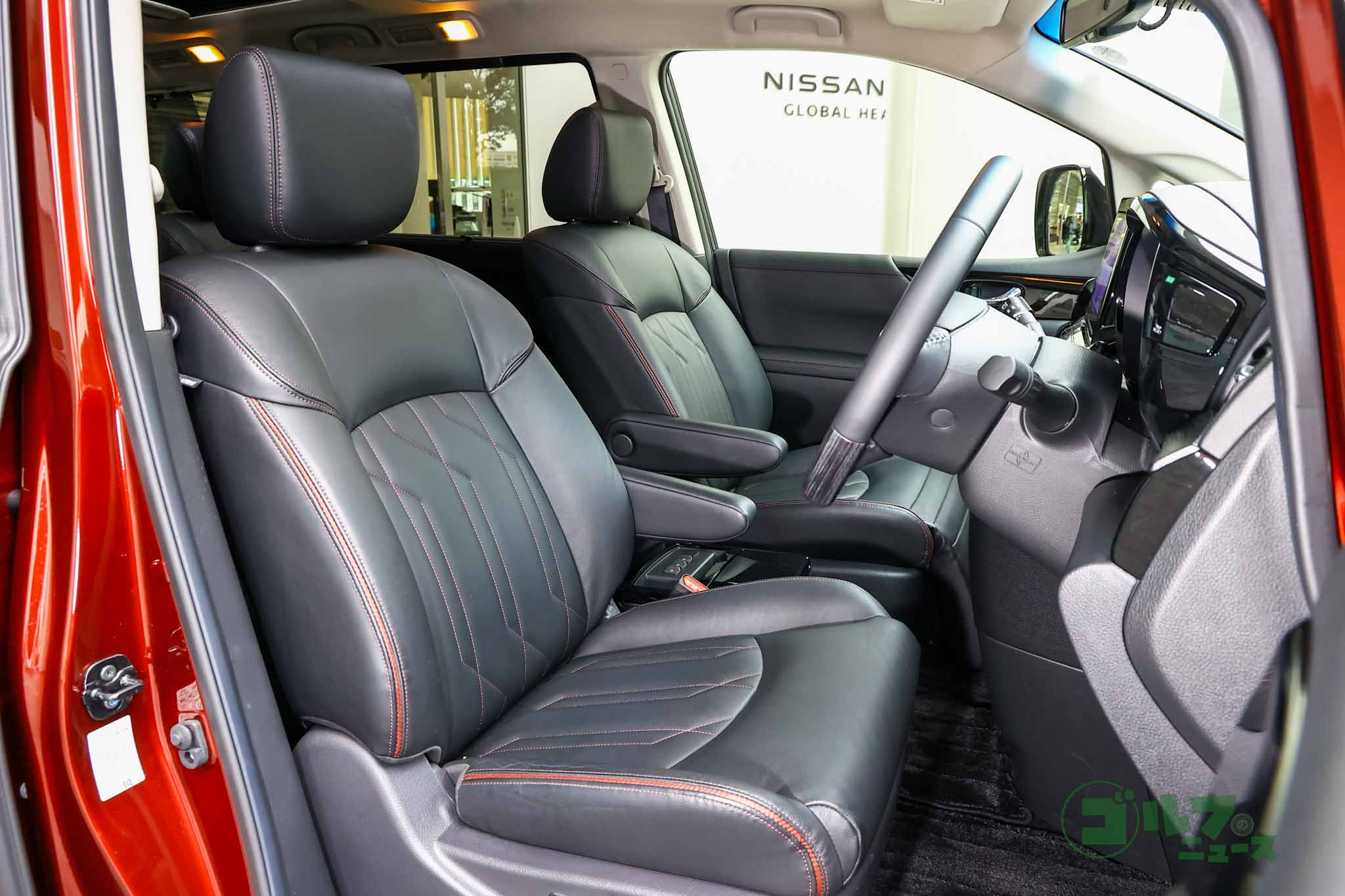 クッションの厚みを感じさせ、体を包み込むような座り心地を実現。リラックスして運転できる