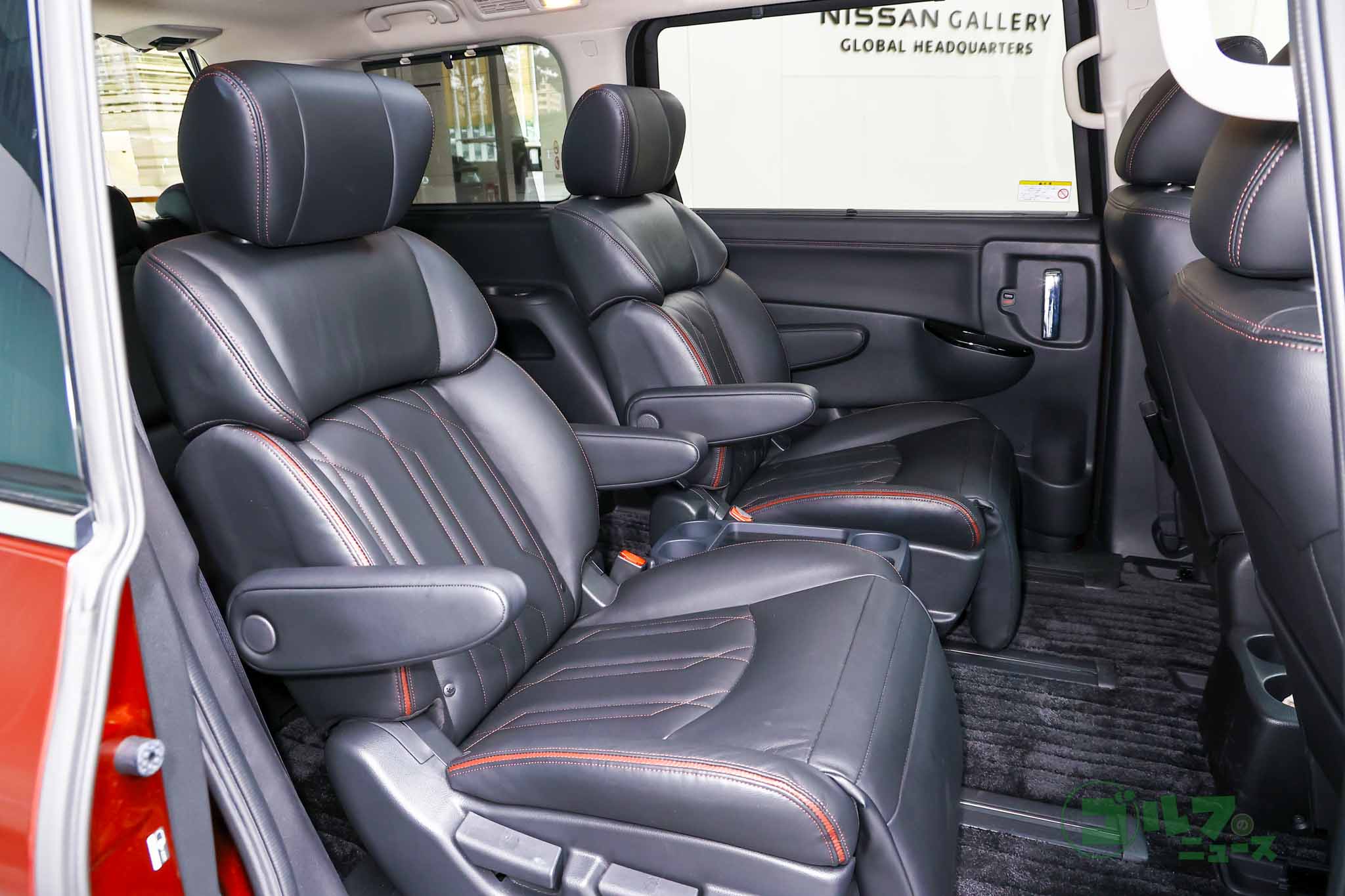 2列目シートに“コンフォタブルキャプテンシート”を設定。中折れ機能付きで、楽な姿勢を取れる