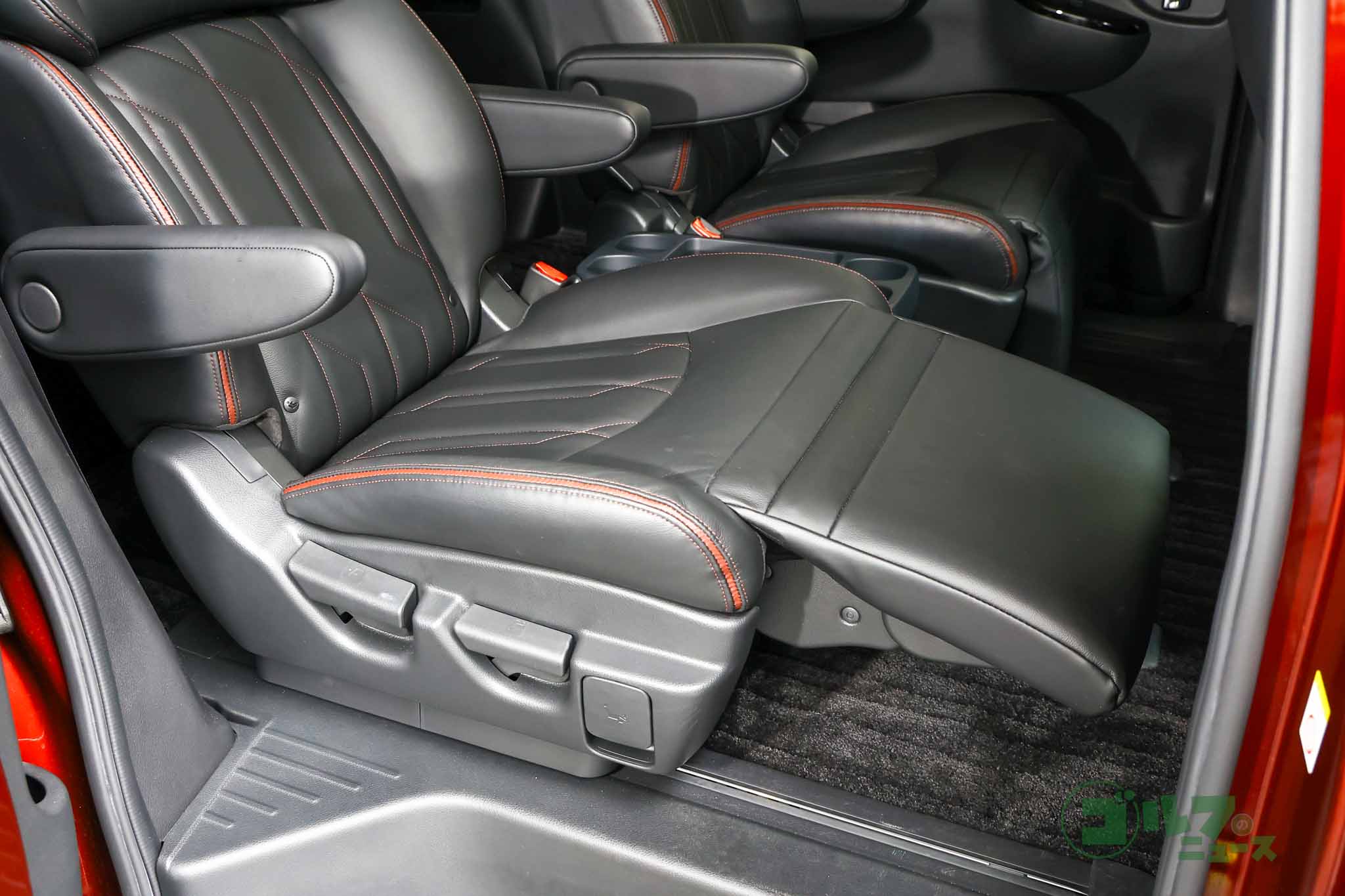 キャプテンシートはゆったりと脚を伸ばせるオットマン付き。移動時間をくつろぎの時間へと変える