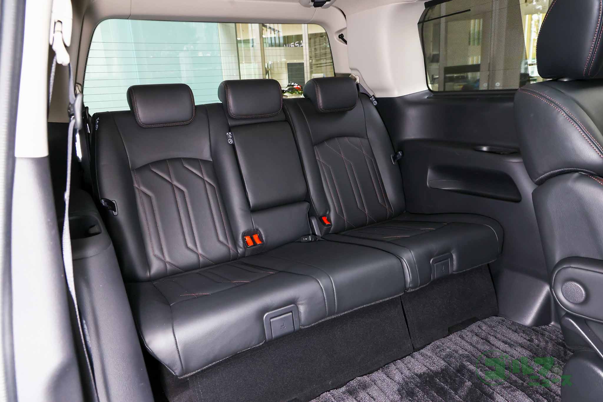 さすがに極上とはいえないものの、3列目シートでも長時間のドライブを十分許容できる