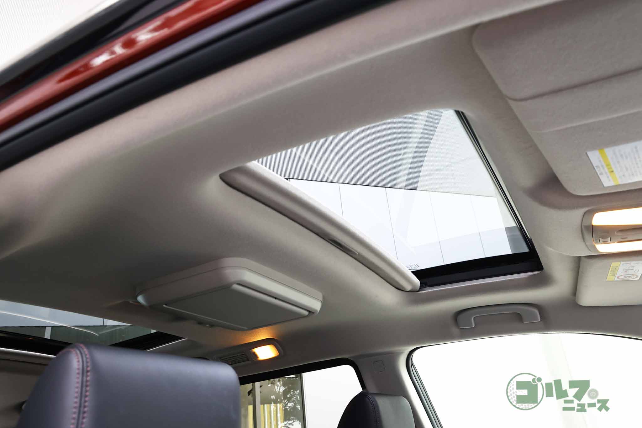 ツインサンルーフはフロント側、リヤ側とも電動チルトアップ＆スライド機能を搭載