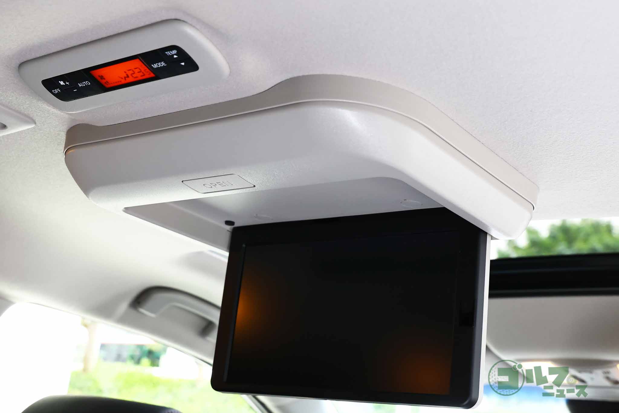 後席専用モニターも設定されている。リモコン付きで独立してコンテンツが楽しめる