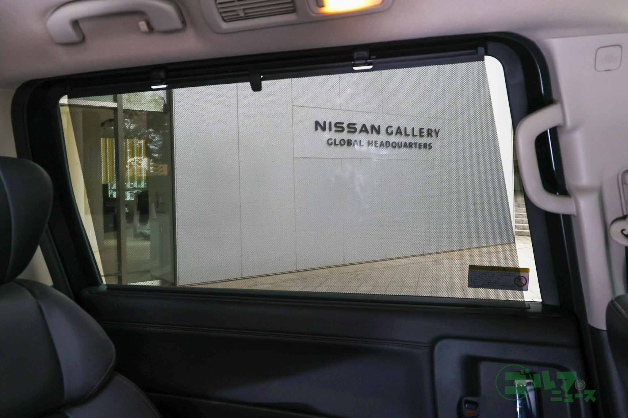 遮光率が高く直射日光からも肌を守るロールサンシェード。ドアパネルから引き出して使う