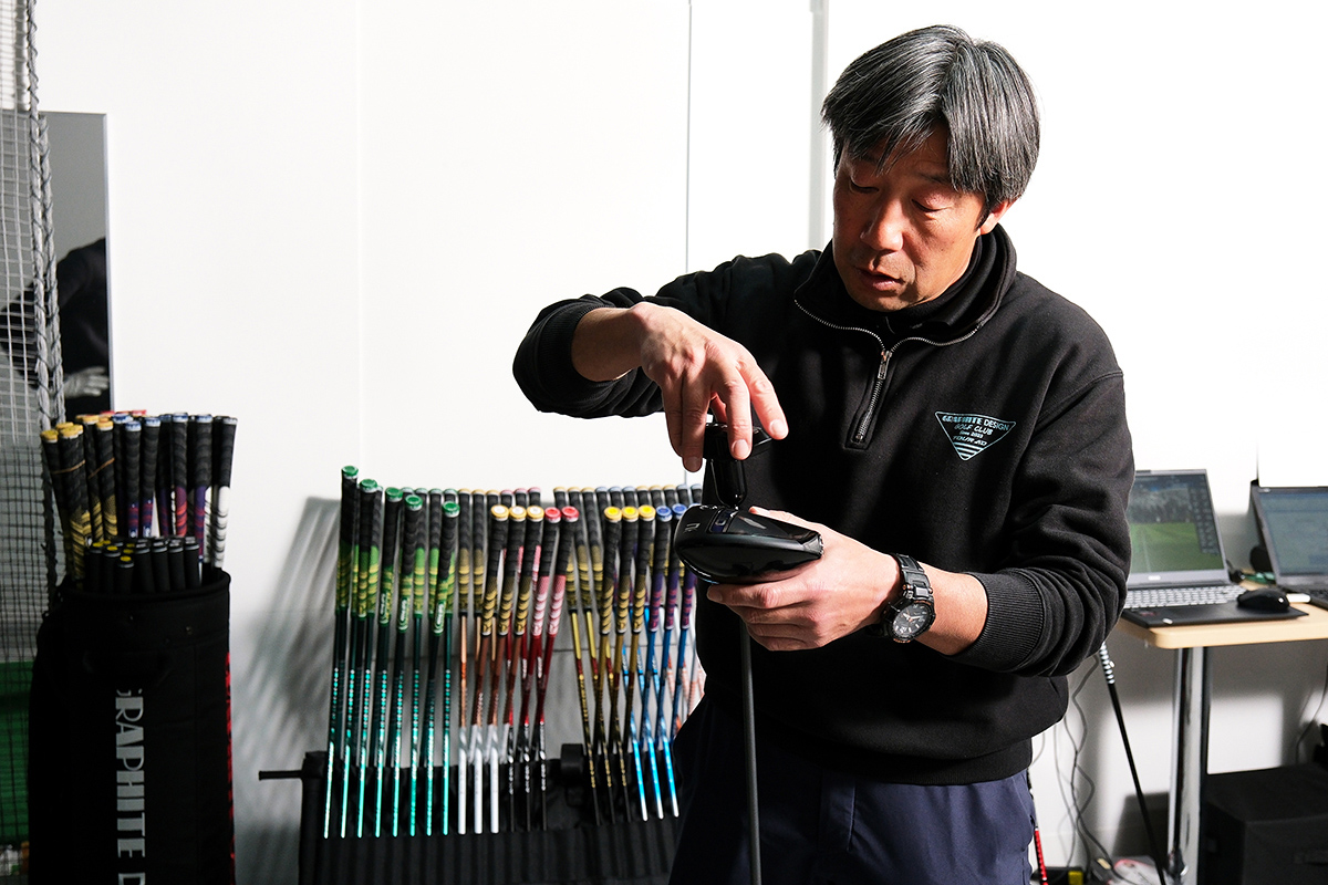 グラファイトデザインの坂航さん。大手メーカーのクラブの基礎開発・研究を担当した経験を持ち、ギア・スイングの両面に精通する凄腕フィッター
