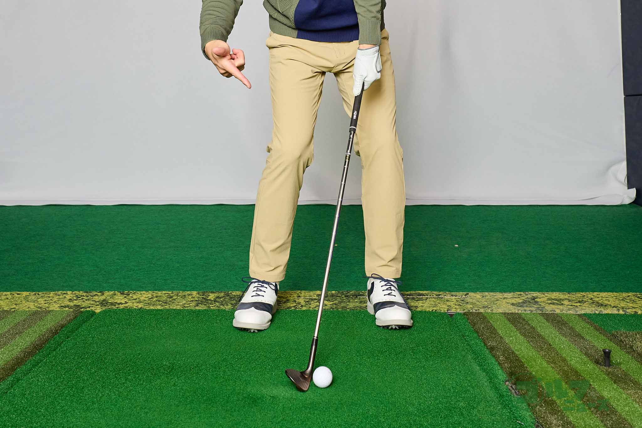 練習場のマットの上で打った場合、ヘッドが多少手前に落ちてもソールが滑って真っすぐボールが飛んでくれる。それに気づかず同じように打っているとダフりが身についてしまう　写真:西村恵