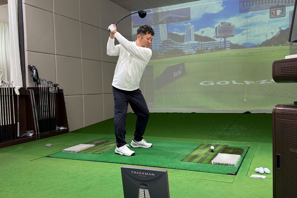 「JPX ONE」ドライバーを試打する甲斐さん