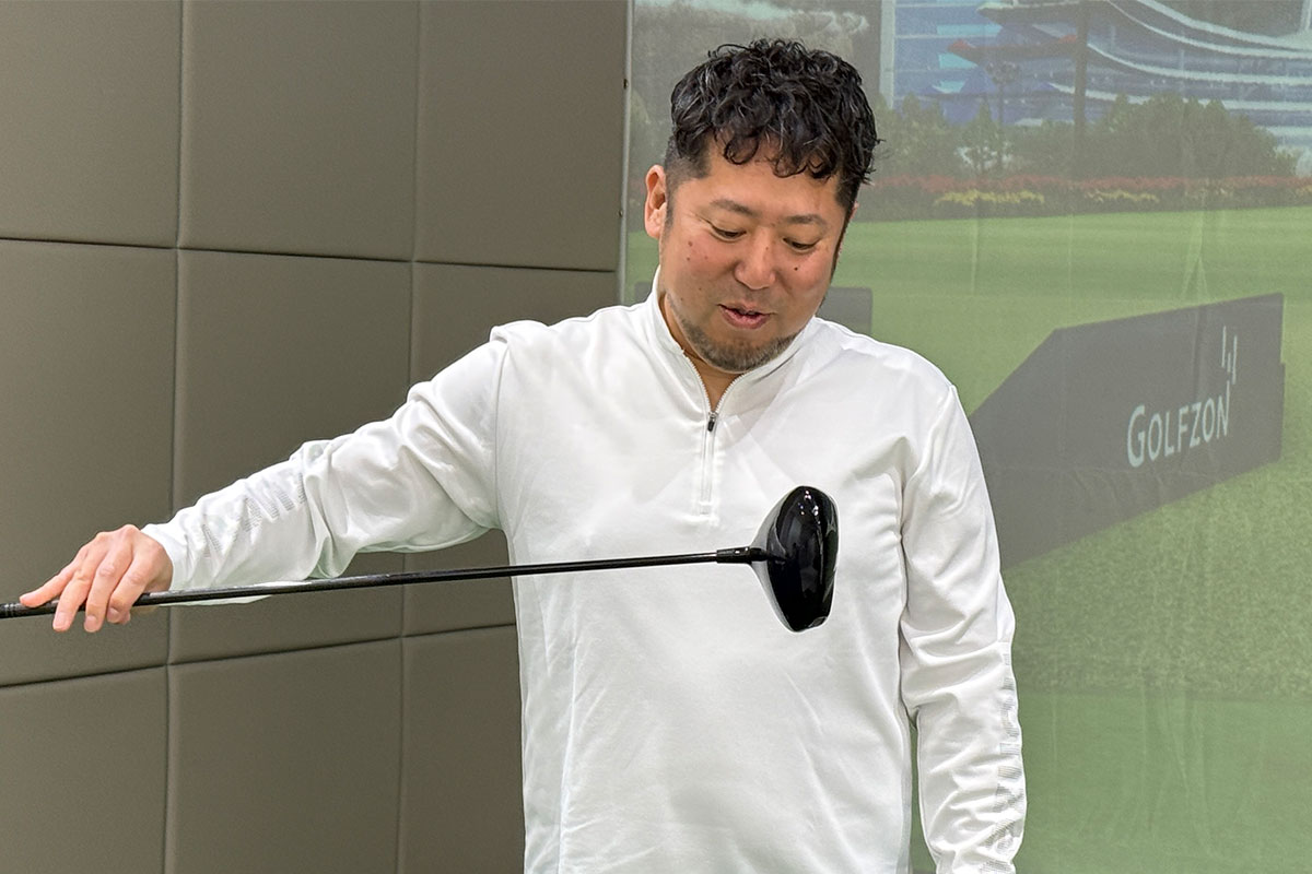 ブルーのフェース面が特徴の「JPX ONE」ドライバー。甲斐さんも興味津々