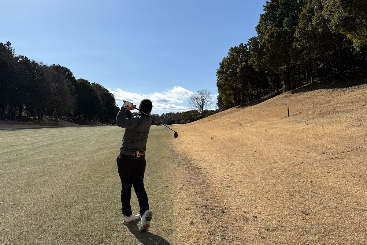 テストを行ったのはパー5のセカンド地点で打ち上げの状況。距離を出すにはしっかり高さを出す必要がある