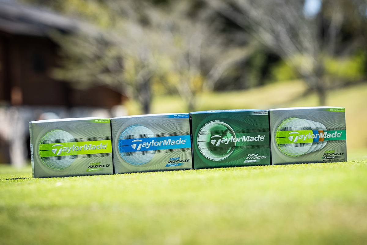 New「ツアーレスポンス ストライプ」は、アマチュア好みのソフトな打感ながら、ウレタンカバーによる高いスピン性能を誇る。さらに「360°クリアパスアライメント」がパッティングからショットまで視覚的にサポート。スコアアップと楽しさを同時にかなえる一球だ[写真：角田慎太郎]