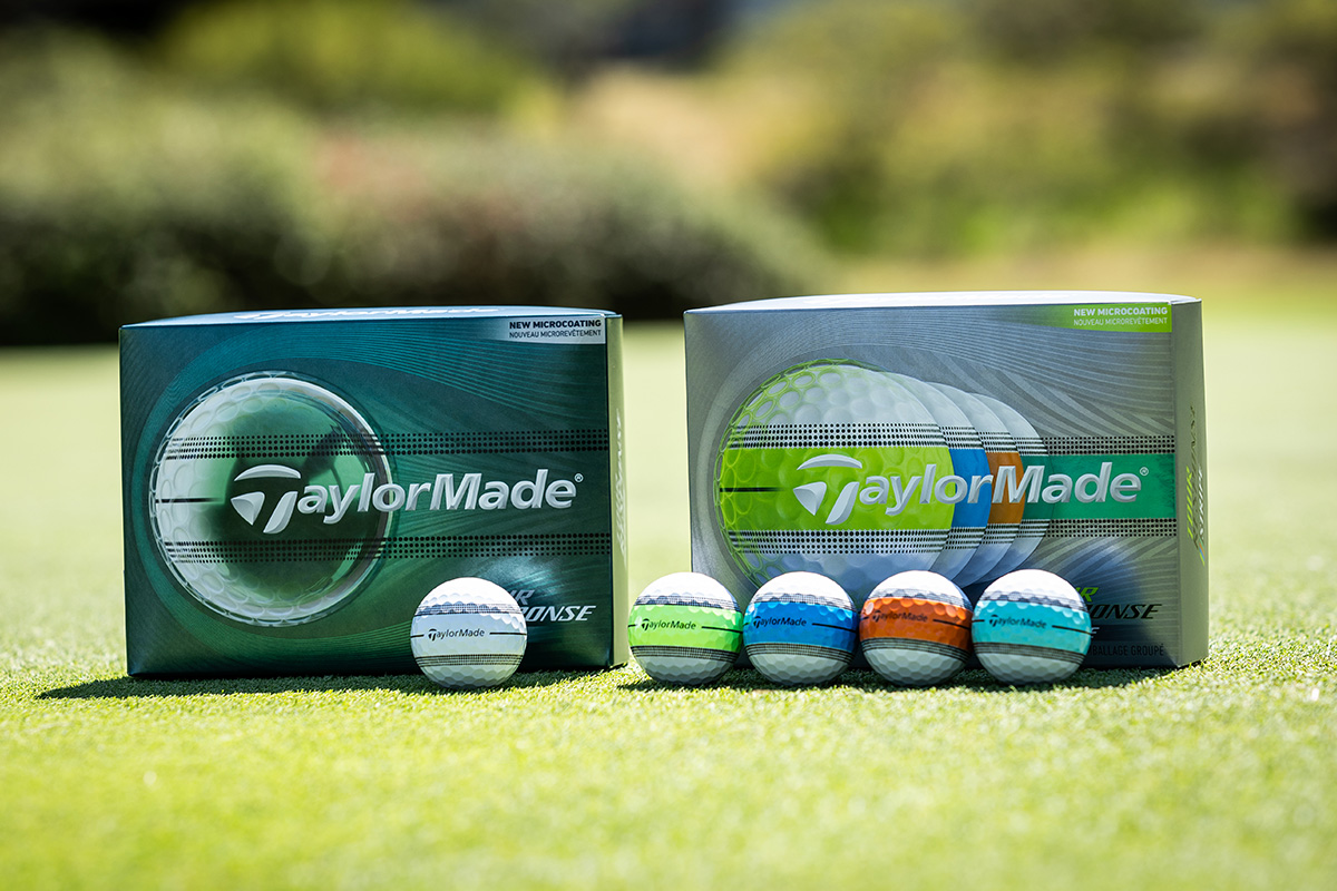 New「ツアーレスポンス ストライプ」は、アマチュア好みのソフトな打感ながら、ウレタンカバーによる高いスピン性能を誇る。さらに「360°クリアパスアライメント」がパッティングからショットまで視覚的にサポート。スコアアップと楽しさを同時にかなえる一球だ[写真：角田慎太郎]