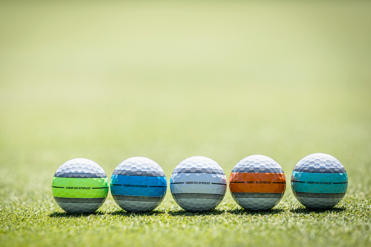 New「ツアーレスポンス ストライプ」は、アマチュア好みのソフトな打感ながら、ウレタンカバーによる高いスピン性能を誇る。さらに「360°クリアパスアライメント」がパッティングからショットまで視覚的にサポート。スコアアップと楽しさを同時にかなえる一球だ[写真：角田慎太郎]