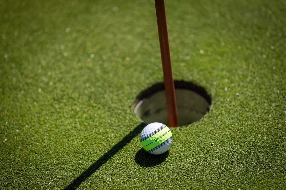 「360°クリアパスアライメント」によって目標方向へのセットが楽になり、パッティングに迷いがなくなる[写真：角田慎太郎]
