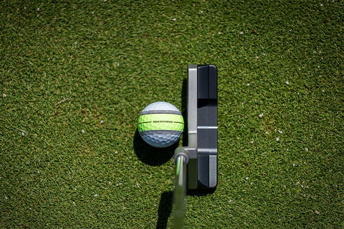 テーラーメイド独自のビジュアルテクノロジー「360°クリアパスアライメント」。アドレス時にパターのアライメントと合わせることでより方向性が安定する[写真：角田慎太郎]