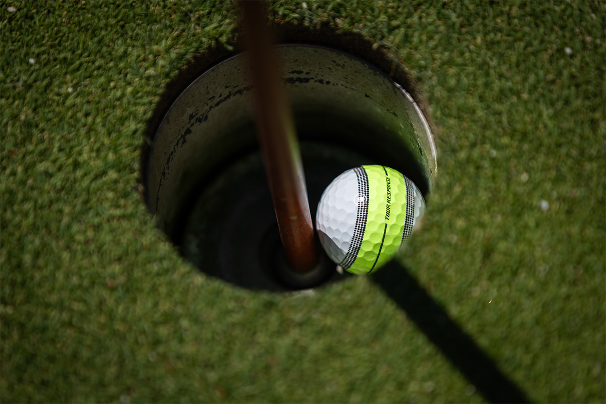 「360°クリアパスアライメント」によって目標方向へのセットが楽になり、パッティングに迷いがなくなる[写真：角田慎太郎]