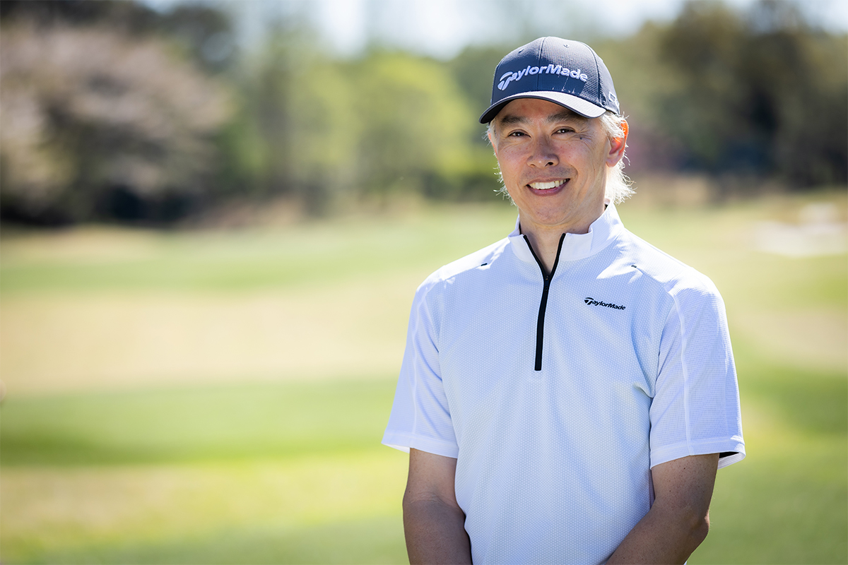 鶴原弘高さん。ゴルフギアを中心に取材活動と執筆活動を行っているフリーランスのライター。 雑誌やウェブ、ネットテレビで最新クラブの試打レビューなども行う。鹿又芳典氏とともにYouTubeチャンネル「A1 GOLF CLUB」でギア情報を配信している[写真：角田慎太郎]