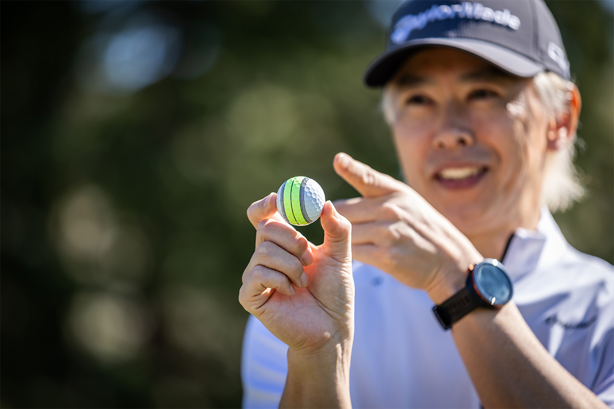 ボールの全周（360度）に施された太いラインが、パッティング時の目標設定を容易にする[写真：角田慎太郎]