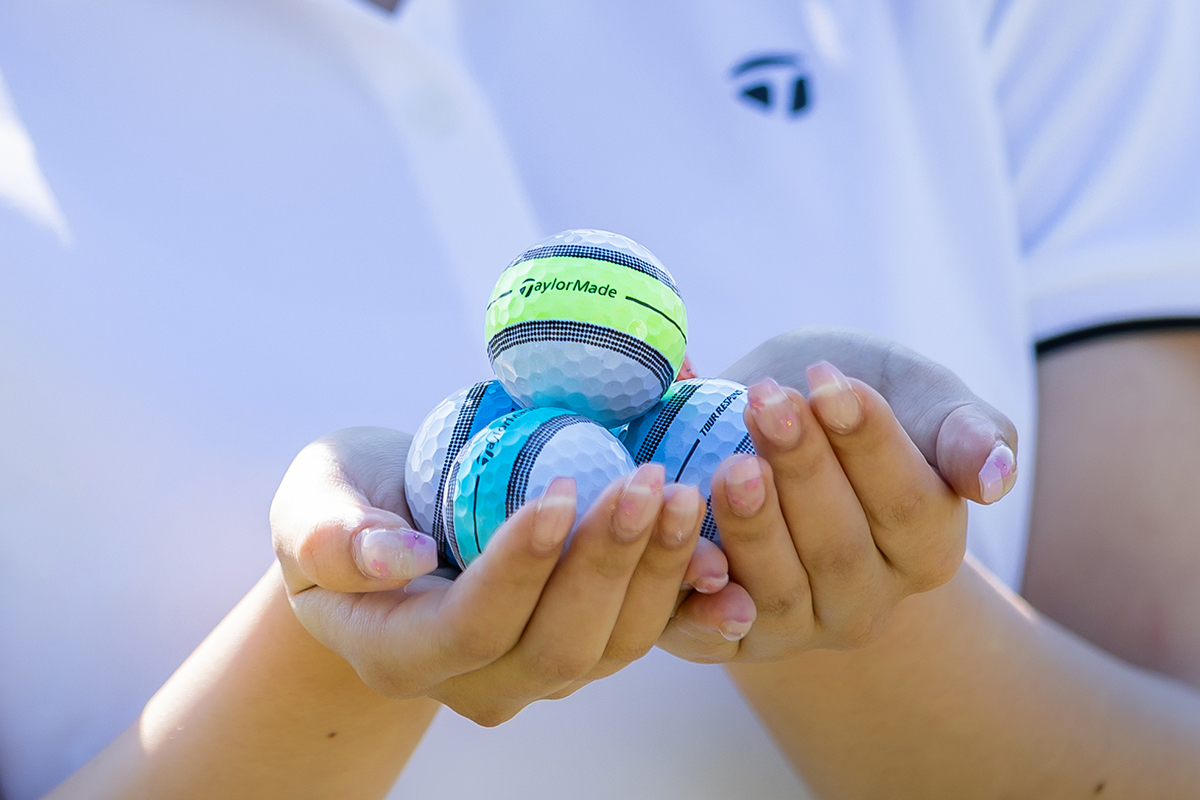 New「ツアーレスポンス ストライプ」のラインアップが拡充された。今回は「イエロー」「ブルー」に加えて「クリア」がダース売りで追加されている。マルチパックには新色の「ミント」が加わり、選択肢の多いカラフルな展開となった[写真：角田慎太郎]