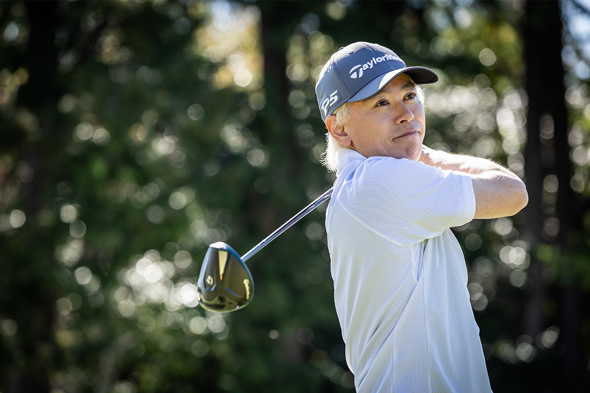 ティーショットでの性能をチェックする鶴原さん。New「ツアーレスポンス ストライプ」はスピン量が抑えられ、強い球で飛ばせる。サイドスピンがかかりにくく、オートマチックにフェアウェイを狙える直進性の高さが特徴だ[写真：角田慎太郎]