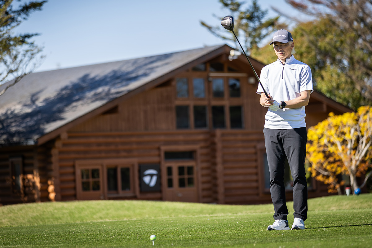 ティーショットでの性能をチェックする鶴原さん。New「ツアーレスポンス ストライプ」はスピン量が抑えられ、強い球で飛ばせる。サイドスピンがかかりにくく、オートマチックにフェアウェイを狙える直進性の高さが特徴だ[写真：角田慎太郎]