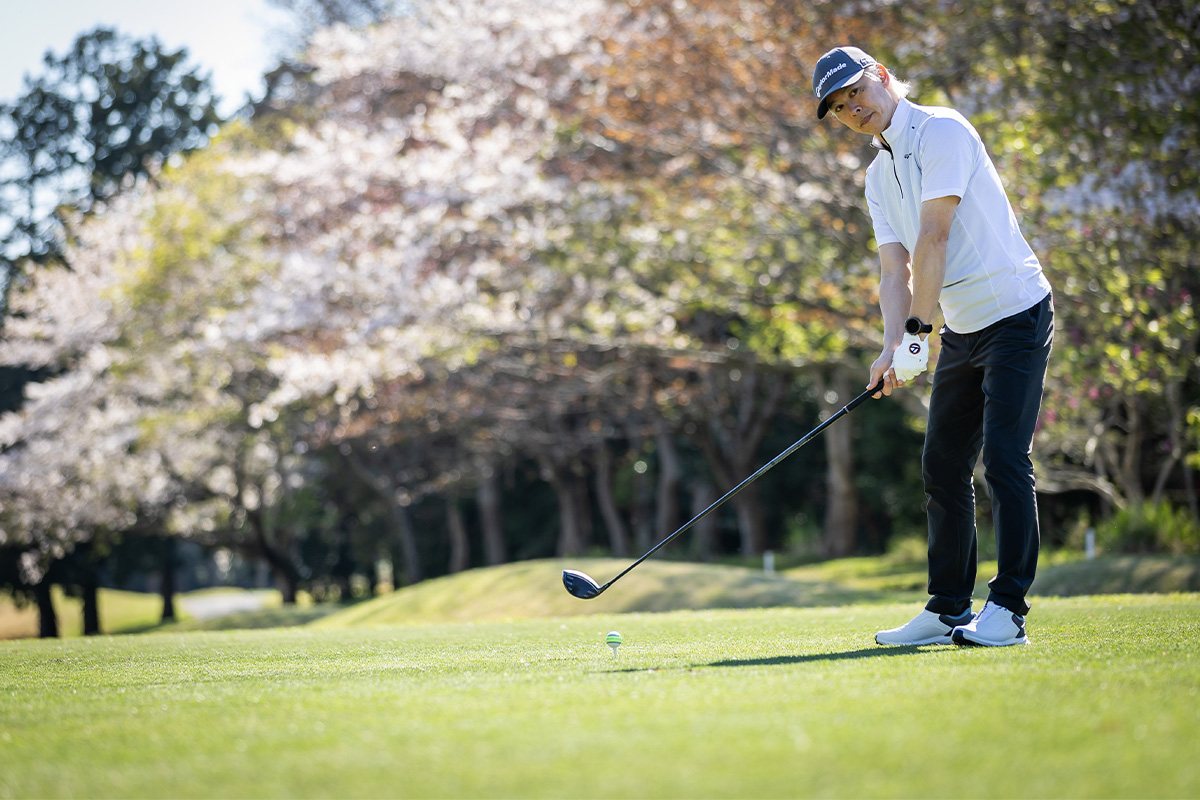 ティーショットでの性能をチェックする鶴原さん。New「ツアーレスポンス ストライプ」はスピン量が抑えられ、強い球で飛ばせる。サイドスピンがかかりにくく、オートマチックにフェアウェイを狙える直進性の高さが特徴だ[写真：角田慎太郎]