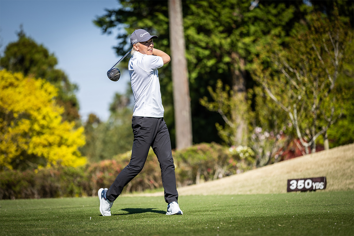 ティーショットでの性能をチェックする鶴原さん。New「ツアーレスポンス ストライプ」はスピン量が抑えられ、強い球で飛ばせる。サイドスピンがかかりにくく、オートマチックにフェアウェイを狙える直進性の高さが特徴だ[写真：角田慎太郎]