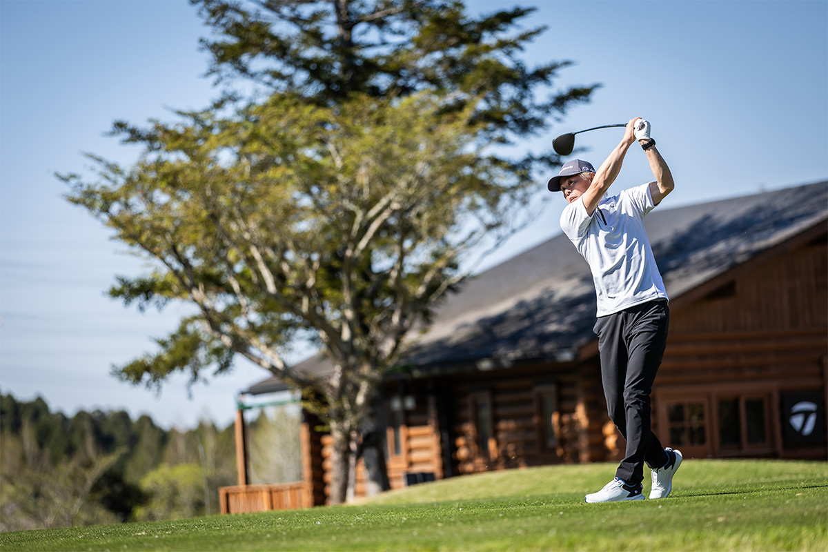 ティーショットでの性能をチェックする鶴原さん。New「ツアーレスポンス ストライプ」はスピン量が抑えられ、強い球で飛ばせる。サイドスピンがかかりにくく、オートマチックにフェアウェイを狙える直進性の高さが特徴だ[写真：角田慎太郎]