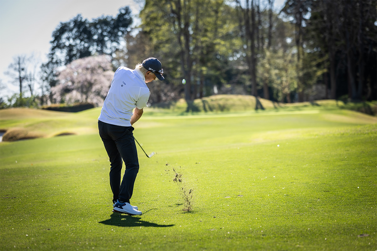 ピンまで100ヤードほどの距離からウェッジショットを放つ鶴原さん[写真：角田慎太郎]