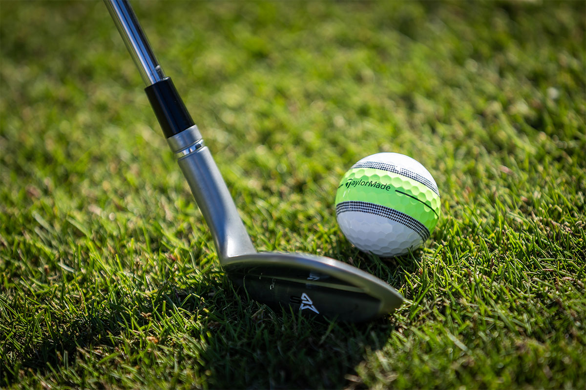 芝にも映えるNew「ツアーレスポンス ストライプ」の「イエロー」。視認性が良く、自分のボールを見つけやすいためプレーファストにもつながる[写真：角田慎太郎]