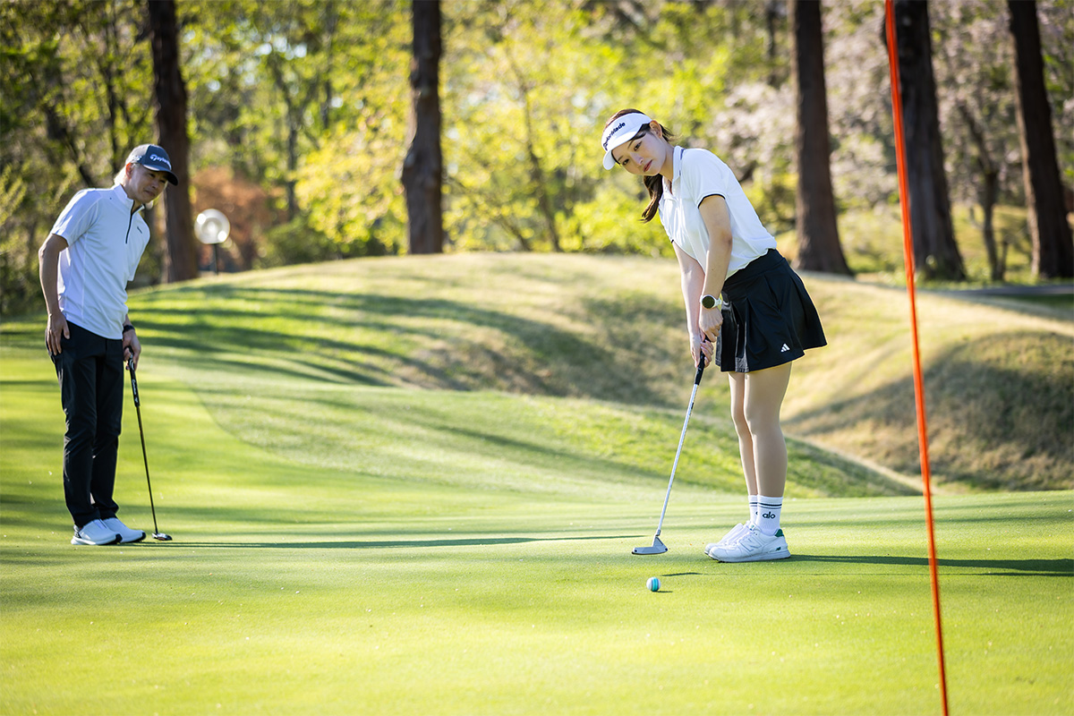 「360°クリアパスアライメント」によって目標方向へのセットが楽になり、パッティングに迷いがなくなったと中野さんは話す[写真：角田慎太郎]