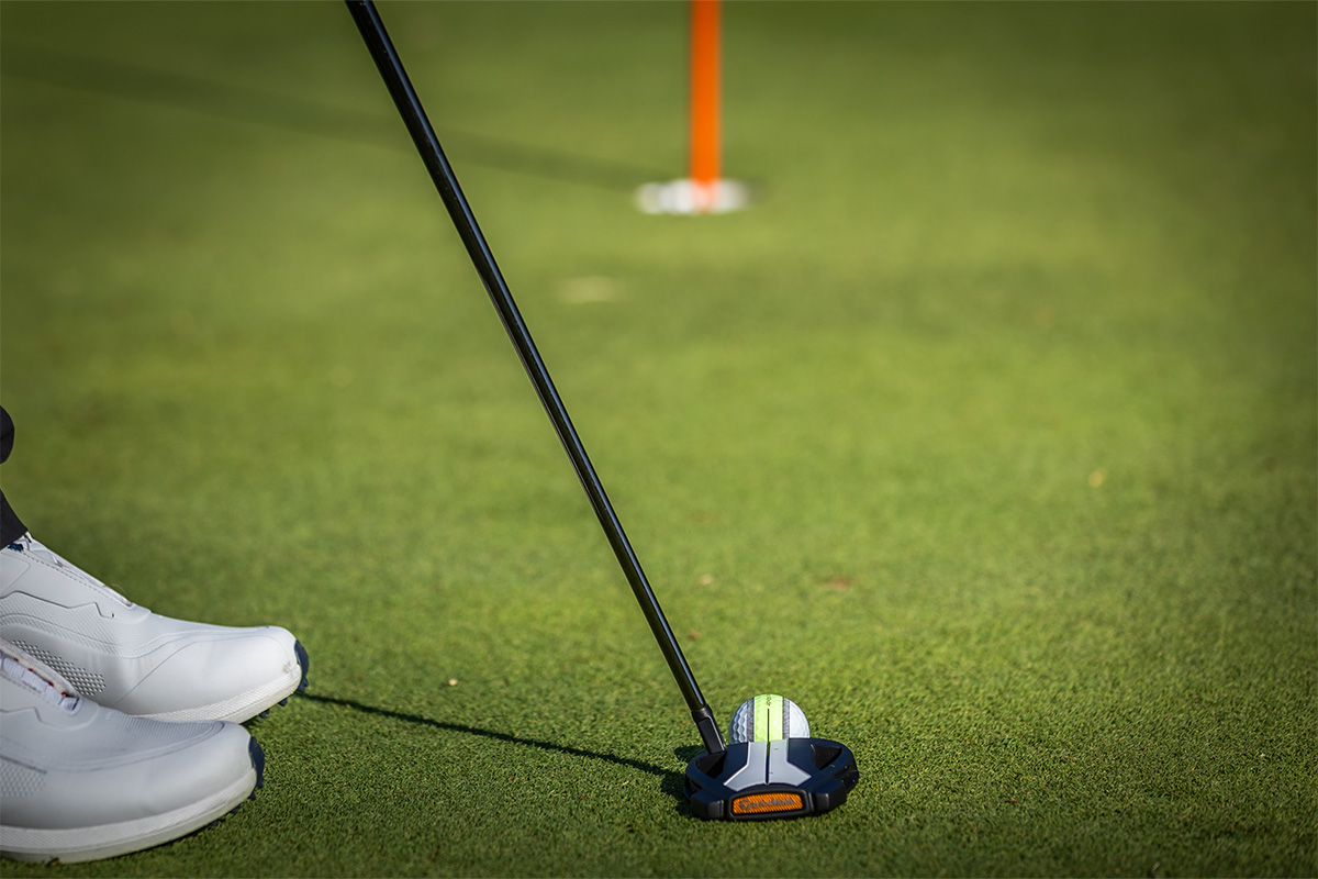 ストローク後にボールが転がる際、「360°クリアパスアライメント」によって回転の正誤を即座に確認できる。これはパター練習においても大きな恩恵があると鶴原さんは語る[写真：角田慎太郎]
