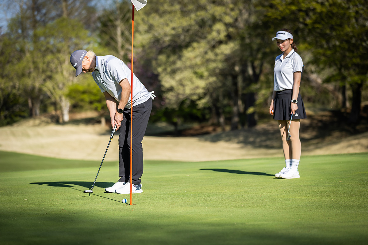 ストローク後にボールが転がる際、「360°クリアパスアライメント」によって回転の正誤を即座に確認できる。これはパター練習においても大きな恩恵があると鶴原さんは語る[写真：角田慎太郎]