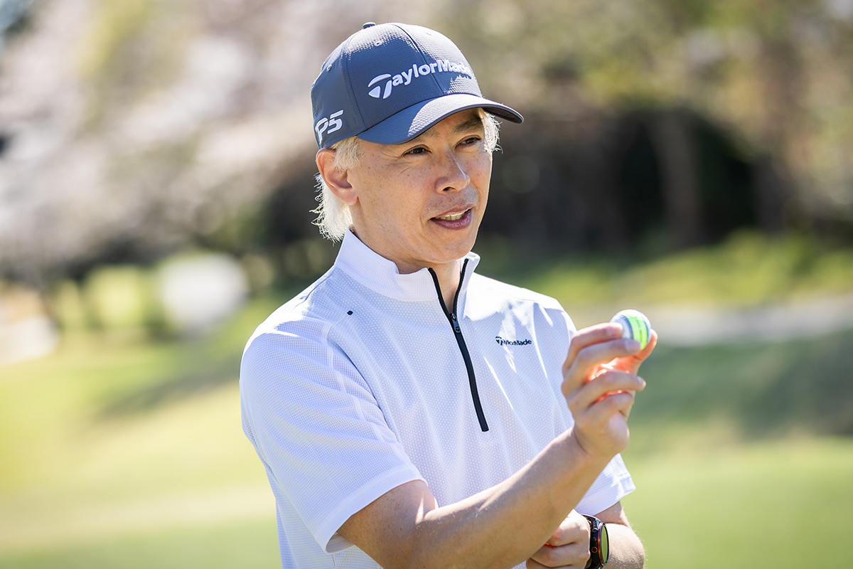 上達を望むのであれば、New「ツアーレスポンス ストライプ」のようにウレタンカバーを採用したボールを選ぶべきだと鶴原さんは語る。他社製品と比較しても、ウレタンカバーを備えながらこれほどツアーボールに匹敵するコストパフォーマンスに優れたモデルはほかにないと太鼓判を押す[写真：角田慎太郎]