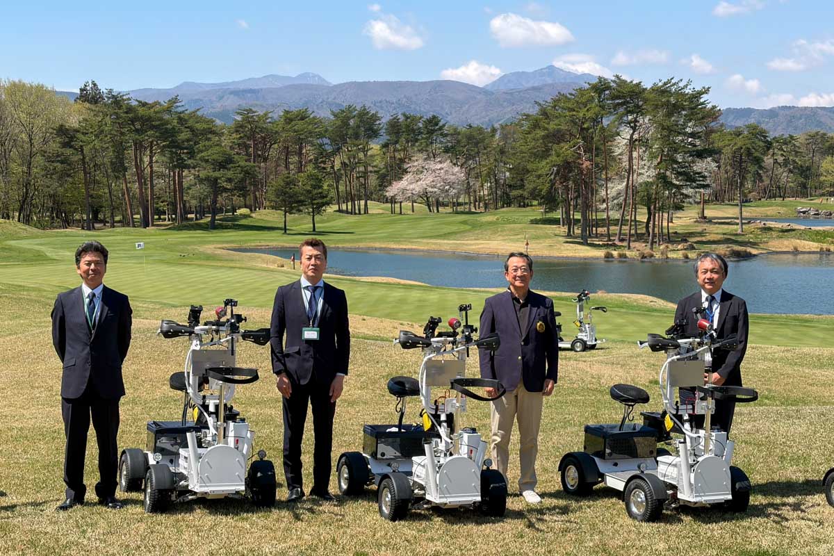 「G-CART」導入の記者発表に登壇したホウライ株式会社の小野直樹社長（右から2番目）と協力企業の面々