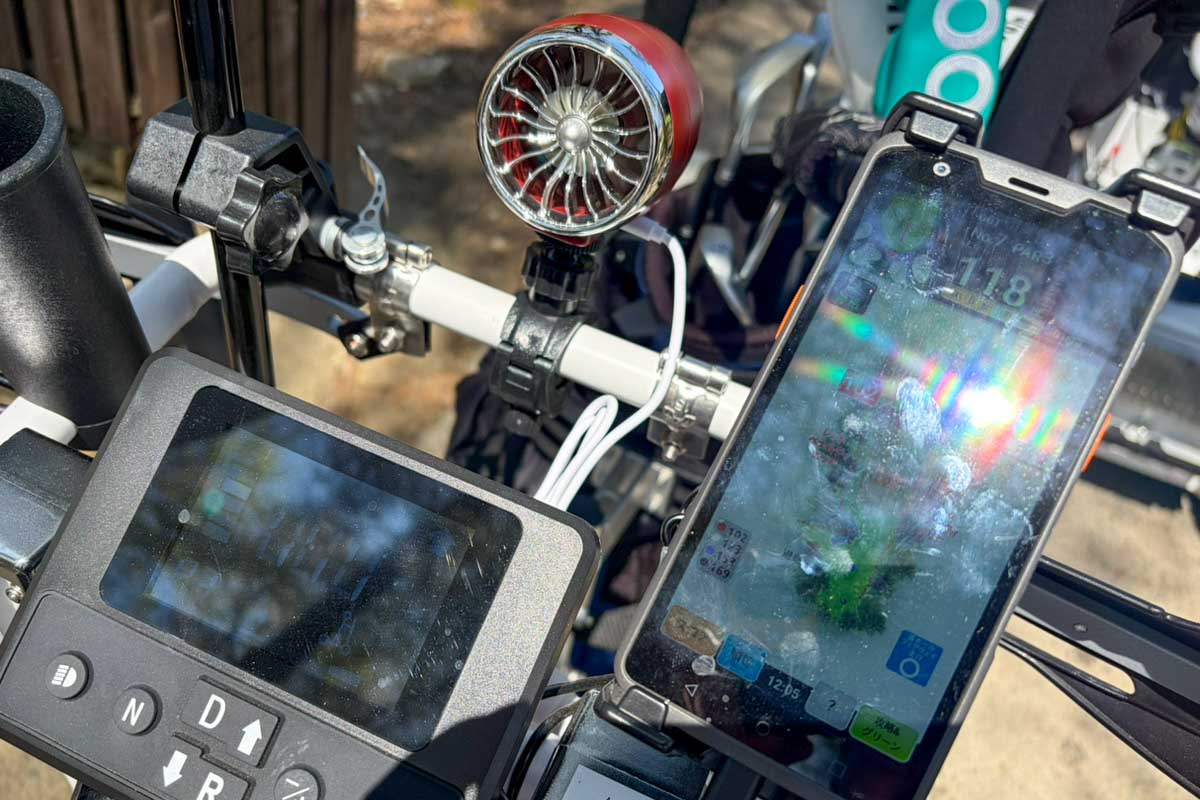 カート本体の操作パネル、カートナビ、扇風機などがハンドルに取り付けられている