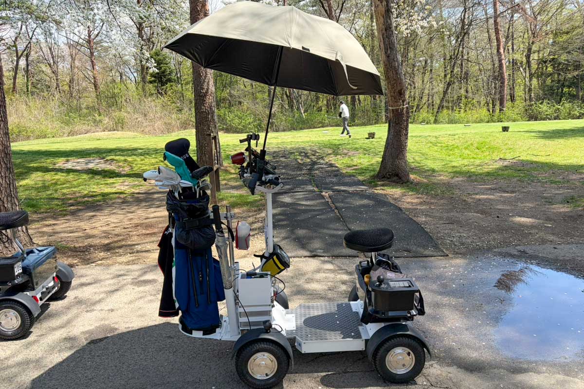 片手運転は厳禁のため、日傘を固定するホルダーも