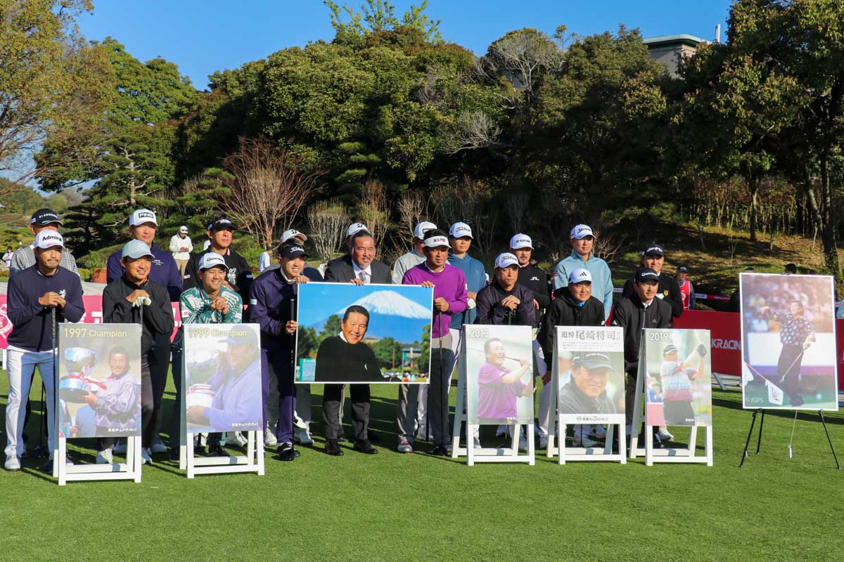 この日、プロアマ大会に参加した選手は全員、ジャンボが好きだった紫色の喪章をつけてプレー　写真：清流舎